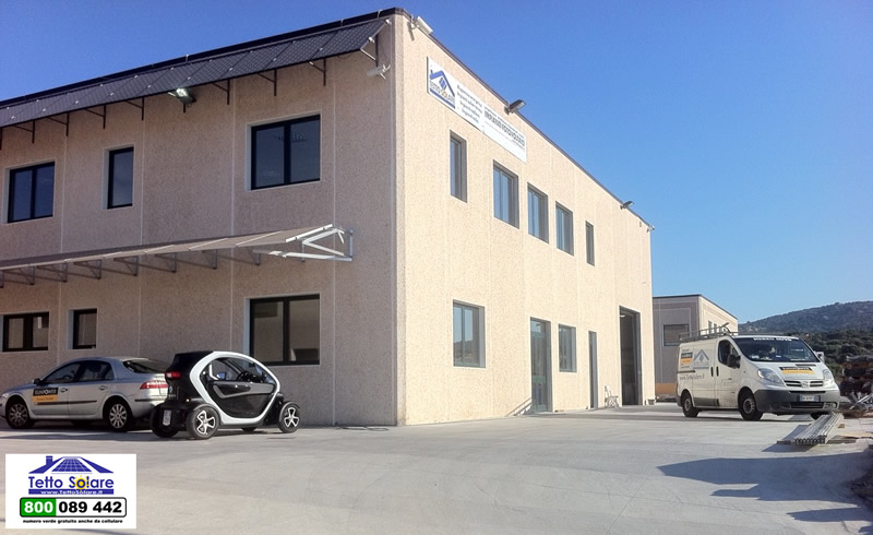Twizy auto elettrica by renault in carica presso la sede della Tetto Solare